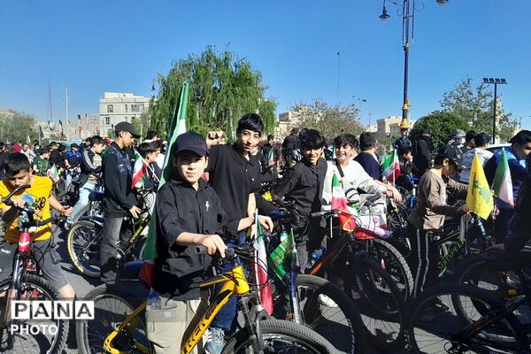 رژه دوچرخه سواران نوجوان به یاد شهدای جنگ تحمیلی سوم 