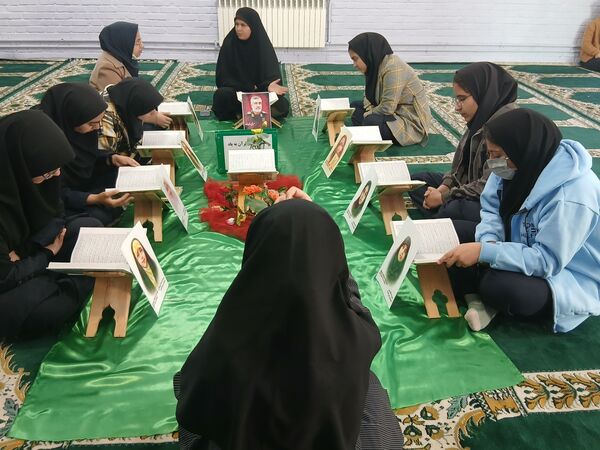 محفل انس با قرآن در دبیرستان دخترانه فاطمیه 