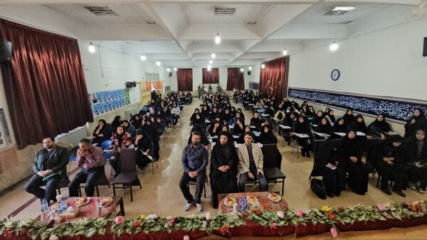 آیین گرامیداشت روز دانش‌آموز با حضور مسئولان منطقه ۱۳ در دبیرستان طلیعه شاهد