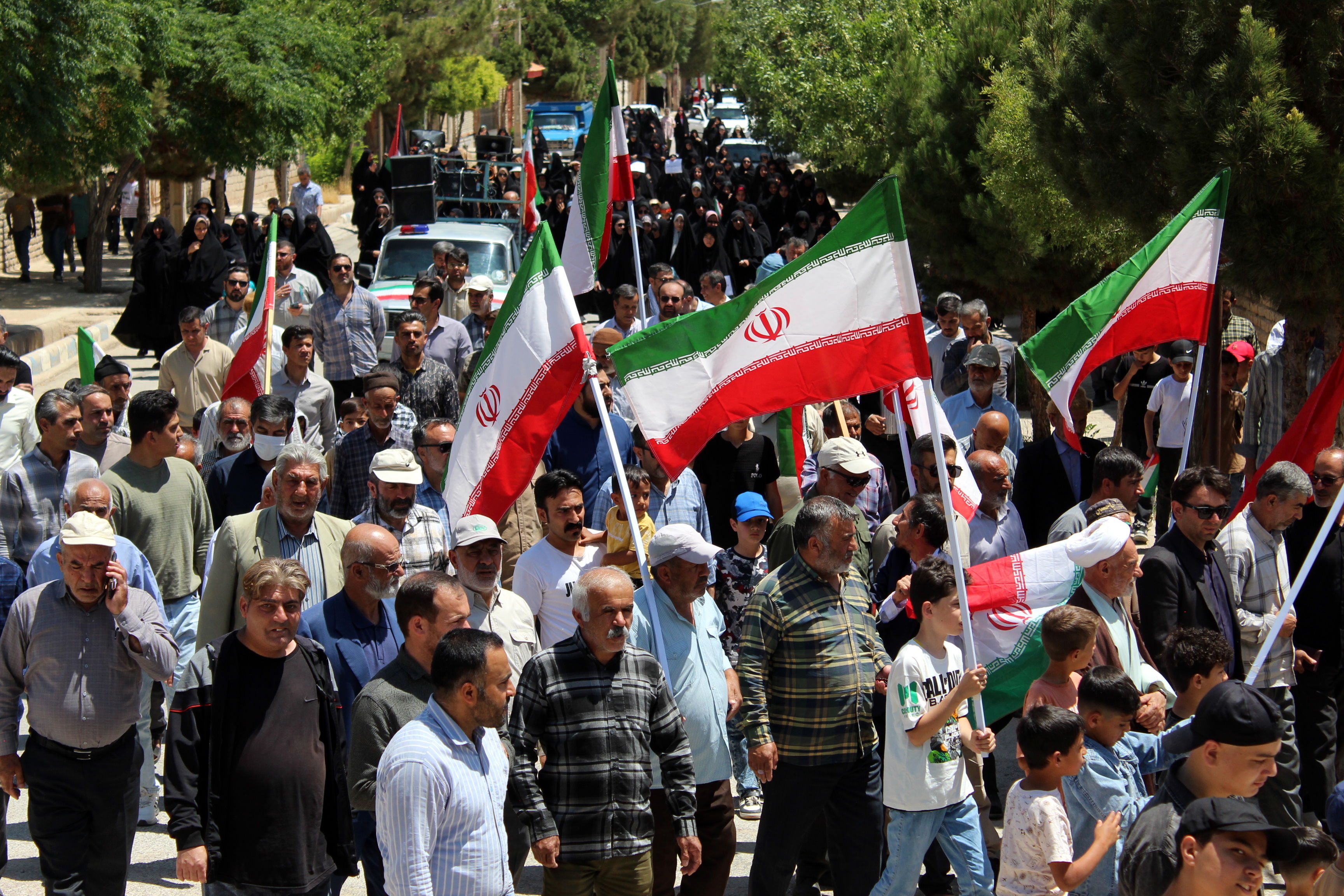شادپیمایی مردم شهر درق پس از عملیات وعده صادق 3 در روز عید غدیر