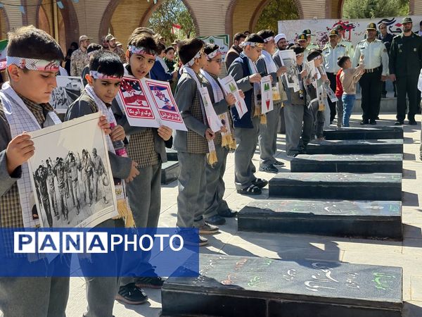 مراسم عطر افشانی گلزار شهدای بیجار در هفته دفاع مقدس