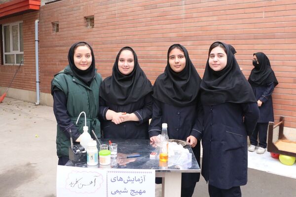 مراسم هفته پژوهش در دبیرستان بانو عفت آهنگری شهرری