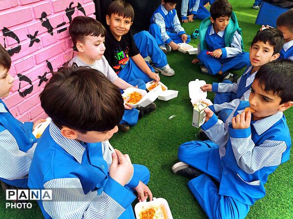 مراسم گرامیداشت شهادت حضرت فاطمه زهرا (س) در دبستان معراج منطقه ۱۰ تهران برگزار شد