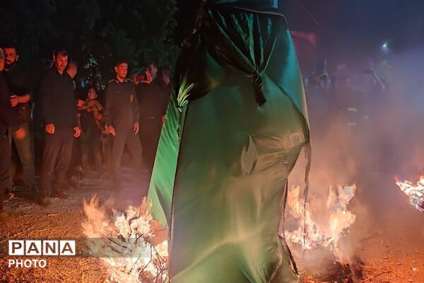 مراسم نمادین آتیش زدن خیمه ها در حسینیه شهدای شهر بار 