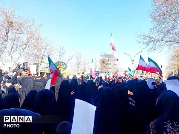 شهید وطن بر روی دستان مردم شهید پرور تشیع شد