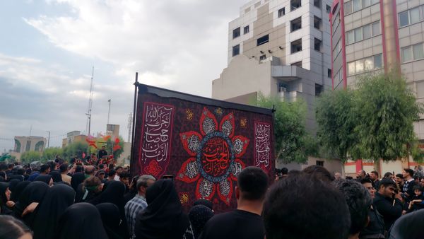 جلوه‌هایی از حرکت نمادین کاروان اسرای کربلا در قم