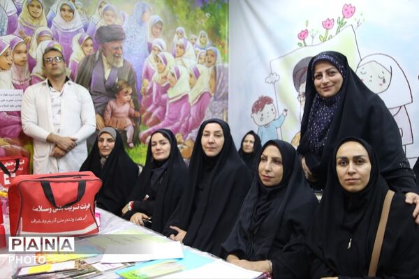 جلوه‌گری ارادت حیدری غدیرخم در غرفه آموزش و پرورش تبریز