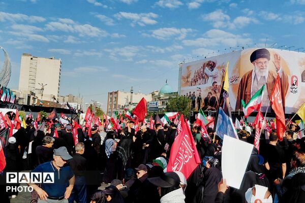 حضور پرشور جمعی از قوم بختیاری لردگان در آیین تشییع رهبر در میدان انقلاب تهران
