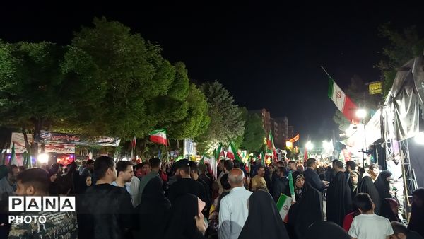 حضور پرشور مردم بروجرد در اجتماع شبانه؛ نمایش همبستگی و پایبندی به آرمان‌های ملی