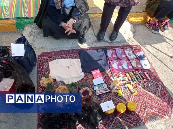 برپایی بازارچه‌ دانش‌آموزی در دبیرستان دلیری مشهد