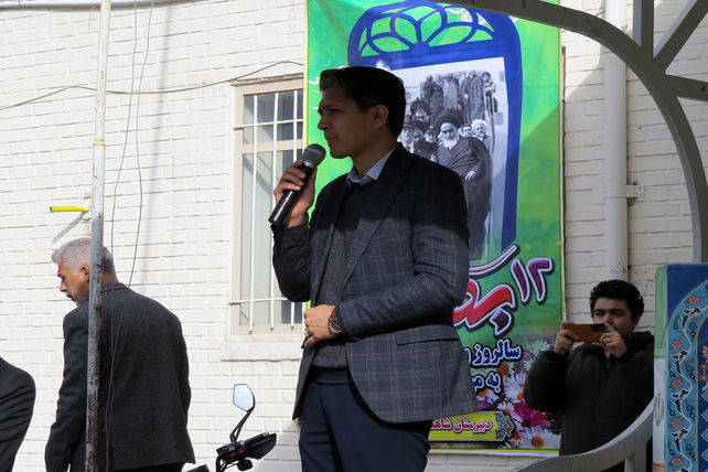 جشن انقلاب و کلنگ زنی زمین چمن دبیرستان شاهد امام حسین (ع)