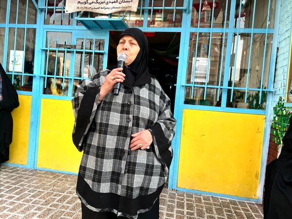 نواختن زنگ انقلاب در دبستان‌المهدی ناحیه 2 کرج 