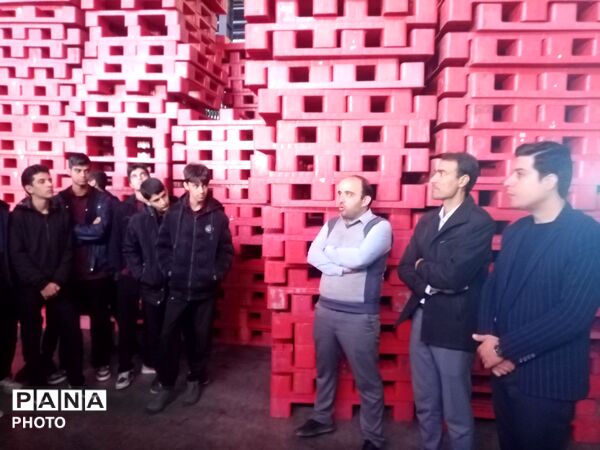 بازدید دانش آموزان دبیرستان نمونه آیت‌الله خامنه‌ای از شهرک صنعتی کاشمر
