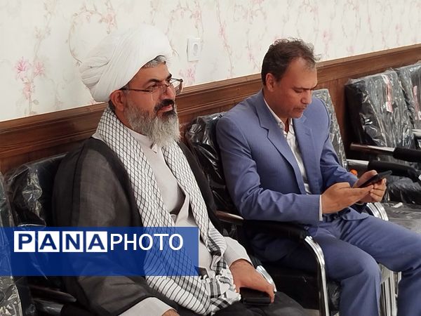 بازدید مدیر آموزش و پرورش و امام جمعه کاشمر از دبیرستان امام خمینی (ره) کاشمر 