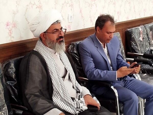بازدید مدیر آموزش و پرورش و امام جمعه کاشمر از دبیرستان امام خمینی (ره) کاشمر 