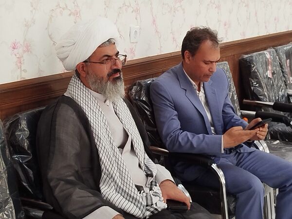 بازدید مدیر آموزش و پرورش و امام جمعه کاشمر از دبیرستان امام خمینی (ره) کاشمر 