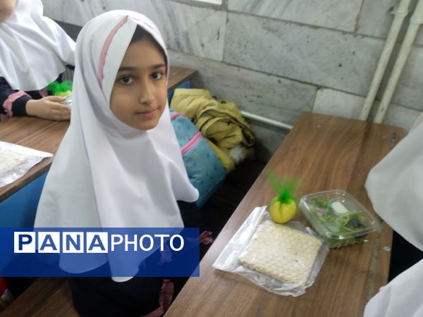 افطاری دانش آموزان روزه اولی مدرسه دخترانه هدی یک شهرستان قدس