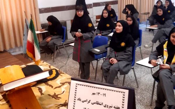 گرامیداشت هفته نیروی انتظامی در دبیرستان فرزانگان قائمشهر