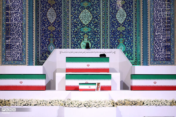 ادای احترام سران قوا و جمعی از مسئولان نظام بر پیکر مطهر رهبر شهید انقلاب