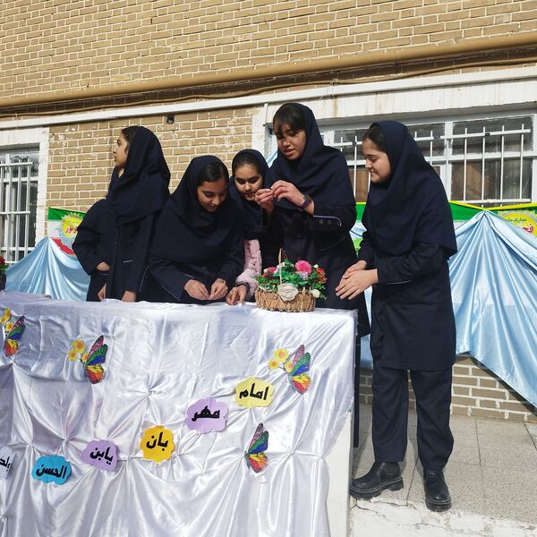  جشن نیمه شعبان و دهه فجر در دبیرستان مستوفی ۲ 