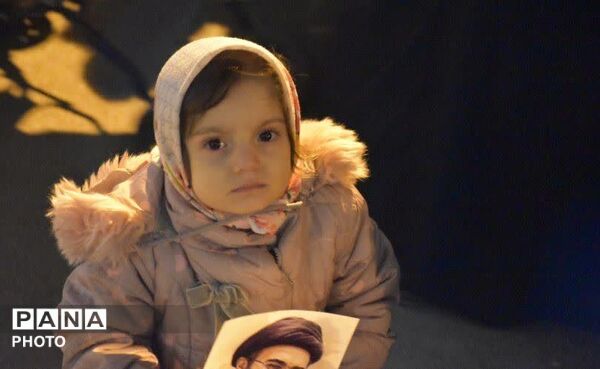 هم‌نشینی آرام کنار مزار شهید گمنام