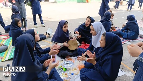 جشن شادی در حیاط مدرسه، دنیای رنگی بچه های رحمانی فرد در روز جهانی کودک