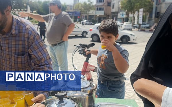 توزیع شربت و شیرینی به مناسبت میلاد پیامبر اسلام (ص) 