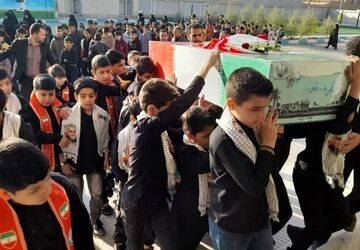 مراسم بزرگداشت شهید گمنام در دبستان واحدی زارچ