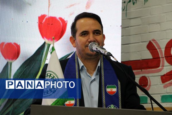 هم‌سرایی هزار نفری دانش‌آموزان یاور انقلاب در اسلامشهر