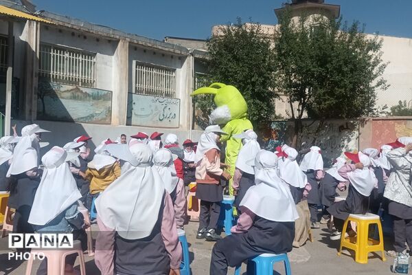 نمایش شاد کودکانه با حضور «عمو اخوان» در دبستان بنت‌الهدی فیروزکوه