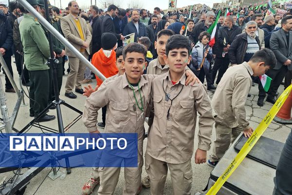 حضور اقشار مختلف مردم پردیس در راهپیمایی ۲۲بهمن 