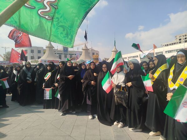 حضور پرشور دانش‌آموزان دبیرستان مهدی خدابنده در راهپیمایی ۱۳ آبان