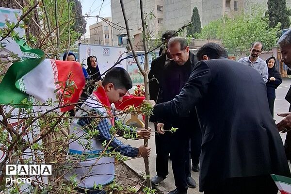 طنینِ «نهالِ امید» در دبستان ملاصدرا؛ تجدید میثاق با رهبر شهید و شهدای دانش‌آموز
