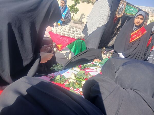 مراسم تشییع شهید گمنام در دبیرستان فرزانگان میناب