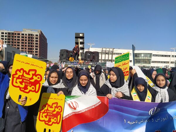  راهپیمایی  روز دانش آموز در مشهد با قلب هایی از جنس عزای حضرت فاطمه (س)