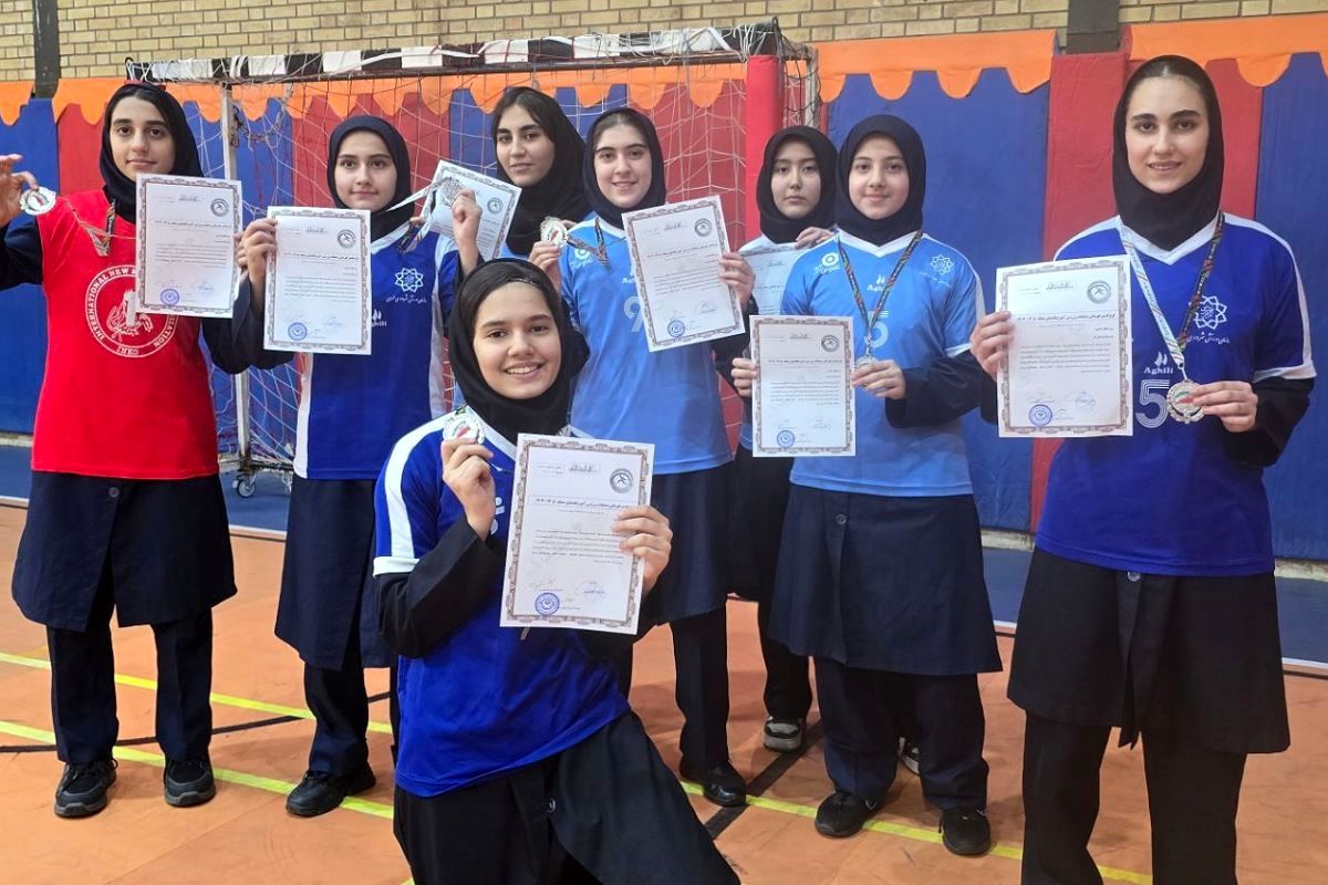 دختران دبیرستان حضرت فاطمه زهرا(س) نایب‌قهرمان فوتسال منطقه شدند