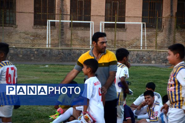 اختتامیه کلاس‌های اوقات فراغت فوتبال در سالن تربیت‌بدنی شهید عابدی