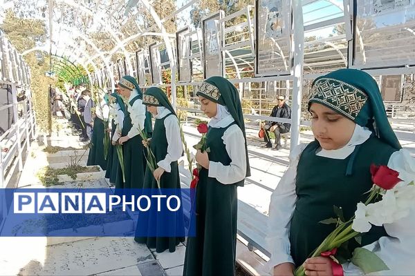 گل‌های سپاس بر مزار قهرمانان شیراز