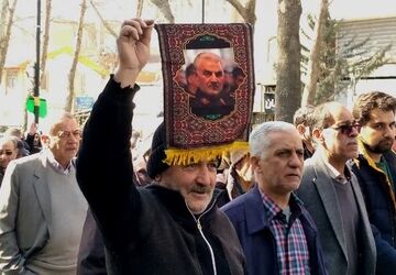 دانش‌آموزان و مردم پشت رهبر و کشور خود ایستاده‌اند