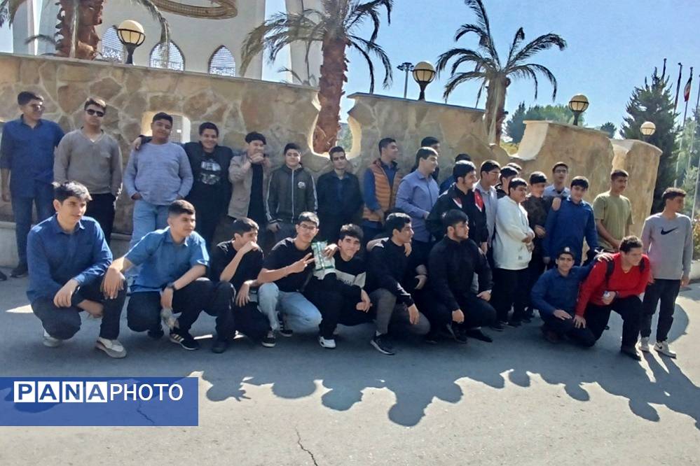 حضور دانش‌آموزان ناحیه 2 شهرری در اردوی باغ موزه دفاع مقدس و فرهنگسرای ولا