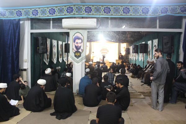 روایتگری طلاب جوان در یادواره شهدای مدرسه حقانی قم