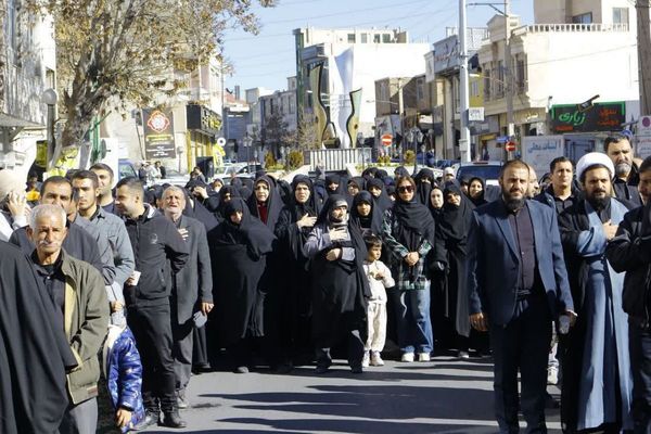مراسم پیاده روی از مسجد موسی بن جعفر تا امام زاده اسماعیل درشهرستان فیروزکوه