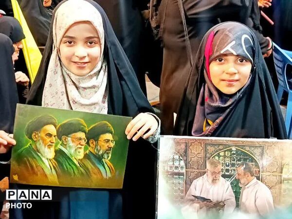 عهدِ خونینِ خرم‌ آباد با رهبرِ شهید؛ از مشت‌‌هایِ گره‌ کرده تا پرچم‌‌هایِ برافراشته