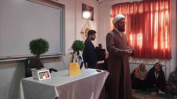 جلسه آموزش فرزند پروری برای والدین در مدرسه دخترانه مهندس رحمانی فرد ناحیه یک مشهد 