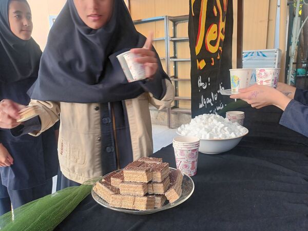 عطر فاطمی در فضای آموزش دبیرستان میرزا جعفر سروقد با برپایی ایستگاه صلواتی 