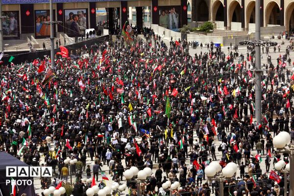 وداع با پیکر مطهر امام شهید در مصلای تهران