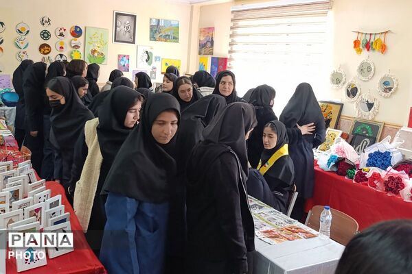نمایشگاه کار و فناوری در دبیرستان نشاط بهارستان‌دو
