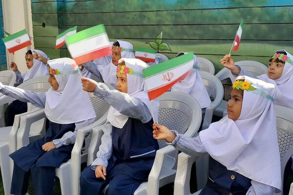 جشن شکفتن غنچه‌ ها، در دبستان مهرتابان بهارستان دو