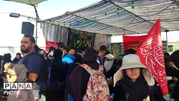 ایستگاه صلواتی محبان الزهرا ( س)  میزبان زائران پیاده امام رضا ( ع) 