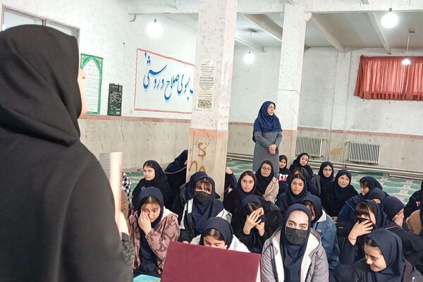 نشست کتابخوان مدرسه‌ای در دبیرستان دخترانه جوادالائمه بهارستان‌دو